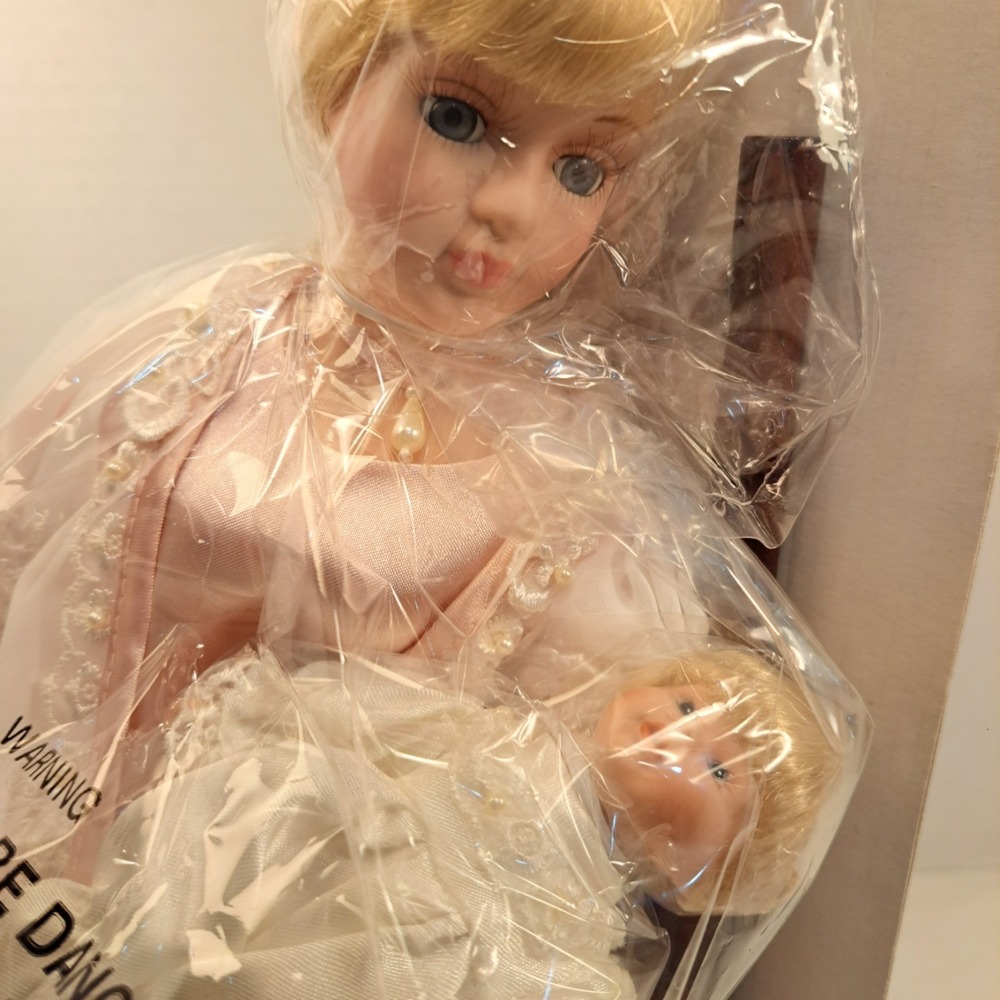 SPECIAL MEMORIES "MOTHERS DAY 2001" AVON COLLECTIBLES DOLL MOTHER & BABY NEW